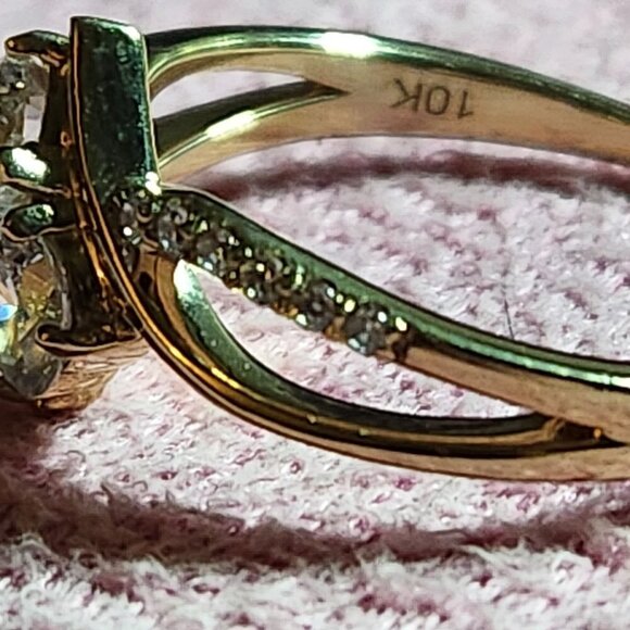 Elegant Gold 10k Women's Ring - Picture 6 of 10